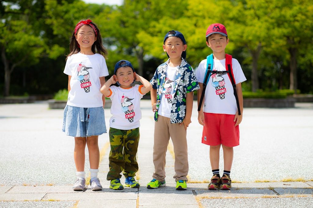 KIDSpoの服でそろってポーズを決める子どもたち