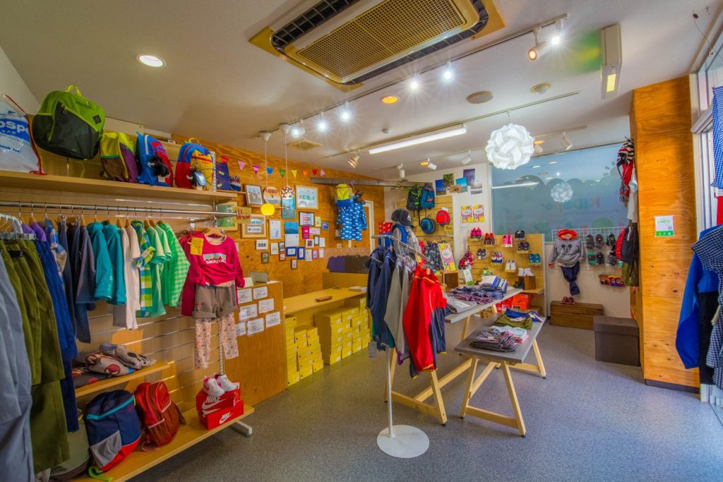 KIDSpo店内。子ども服が並ぶカラフルな売場
