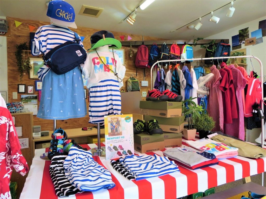 KIDSpo店内の商品台に並ぶ子ども服
