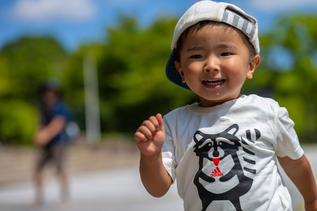 笑顔で駆ける男の子