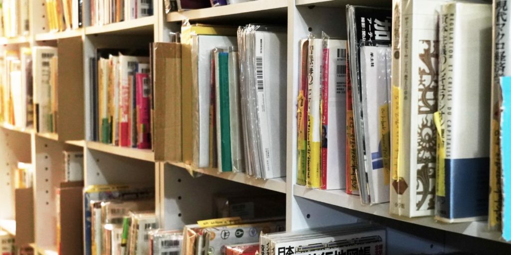 リユース取扱のコミック・古書が並ぶ在庫棚
